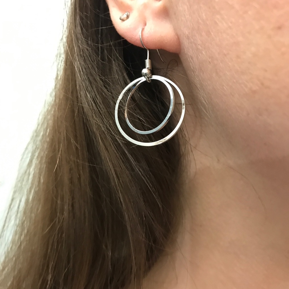 NEW!💙💎CIRCLES! MODERN MINIMALIST HOOP💎💙SILVERY - Picture 5 of 8